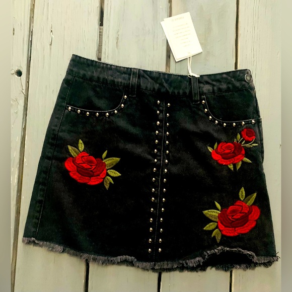 đź–¤Forever 21 Embroideted Rose Black Denim Mini Skirt with Silver Studs - Picture 3 of 6